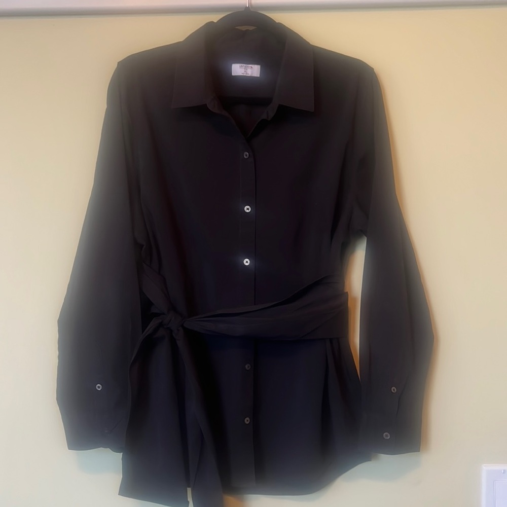 UNTUCKit "Elle" button down w/ tie waist, Black, XL